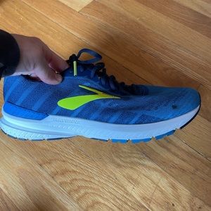EUC women’s size 8 Brooks running shoes